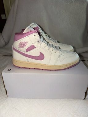 WOMENS AIR JORDAN 1 MID